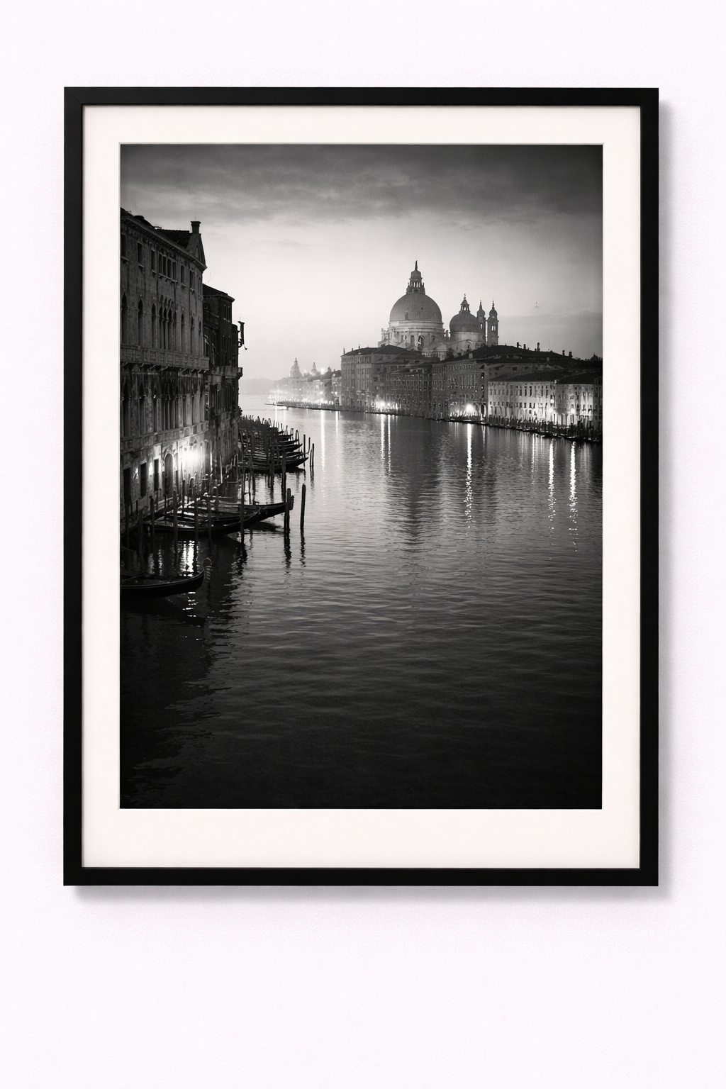 schwarz/weiß Poster Abendstimmung an Venedigs Grand Canal mit Rahmen – ästhetische Wanddeko