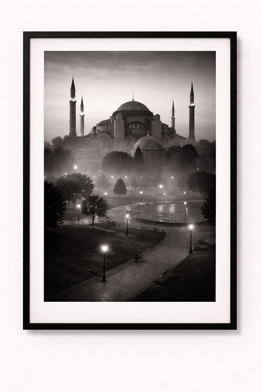 schwarz/weiß Poster Hagia Sophia im Nebel bei Dämmerung mit Rahmen – ästhetische Wanddeko