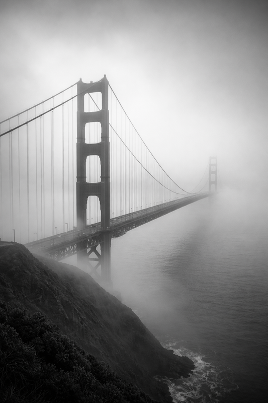 schwarz/weiß Poster Golden Gate Bridge im Nebel mit Rahmen – ästhetische Wanddeko