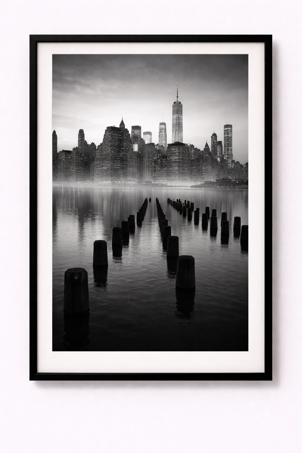 schwarz/weiß Poster New Yorker Skyline bei Dämmerung mit Rahmen – ästhetische Wanddeko