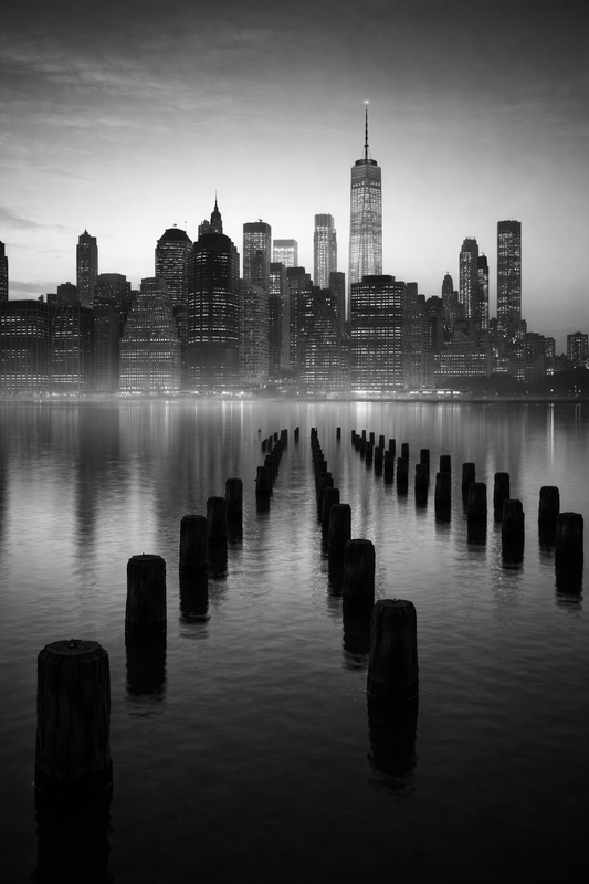 schwarz/weiß Poster New Yorker Skyline bei Dämmerung mit Rahmen – ästhetische Wanddeko