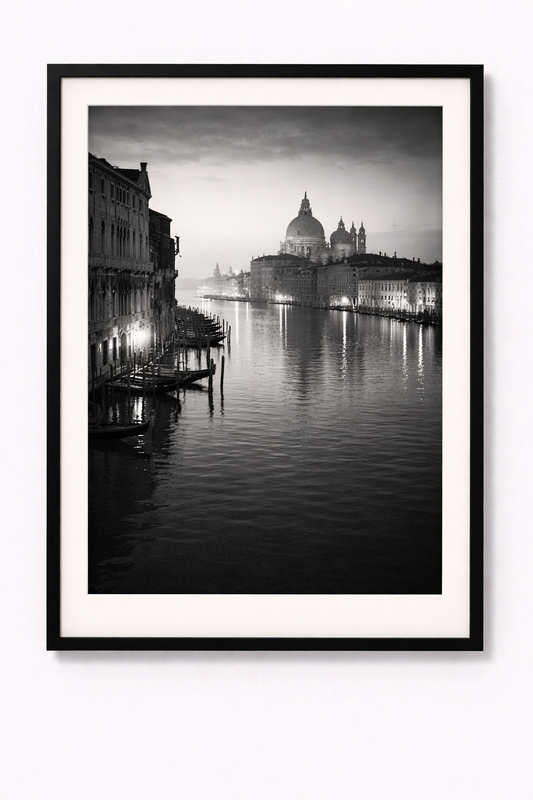 schwarz/weiß Poster Abendstimmung an Venedigs Grand Canal mit Rahmen – ästhetische Wanddeko