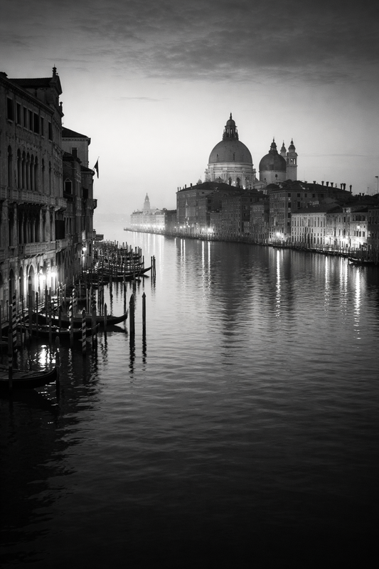 schwarz/weiß Poster Abendstimmung an Venedigs Grand Canal mit Rahmen – ästhetische Wanddeko