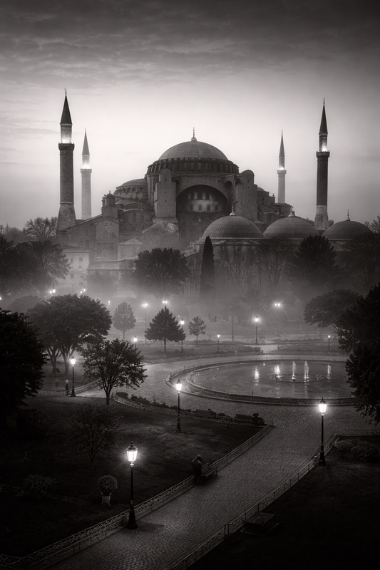 schwarz/weiß Poster Hagia Sophia im Nebel bei Dämmerung mit Rahmen – ästhetische Wanddeko
