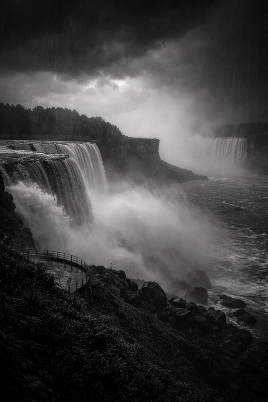 schwarz/weiß Poster Niagarafälle im Regensturm mit Rahmen – ästhetische Wanddeko